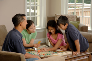 Family_playing_a_board_game_(2)